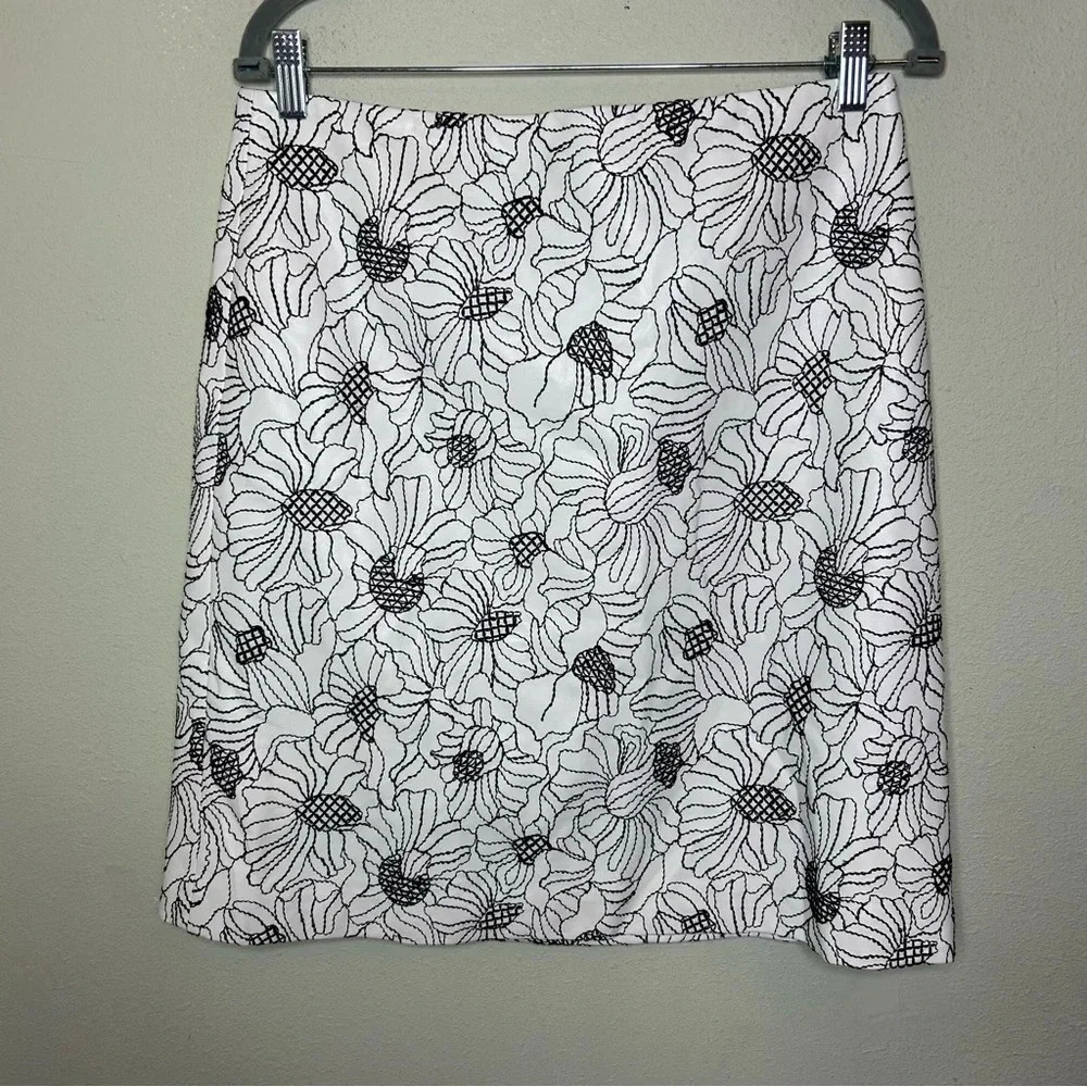 Worth New York White Faux Leather Skirt with  Black Floral Embroidery Size 8